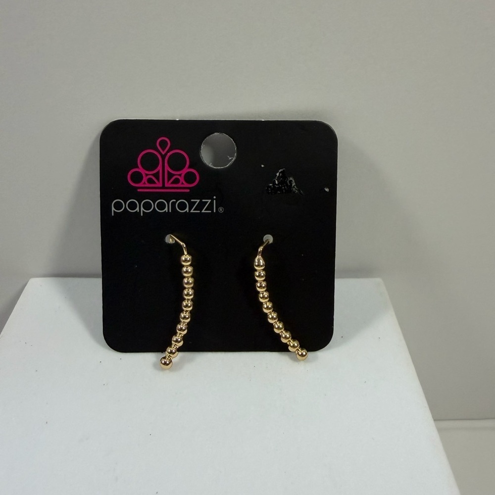 🩷5/$10🩷 Paparazzi Gold Beaded Curved Hoop Earrings